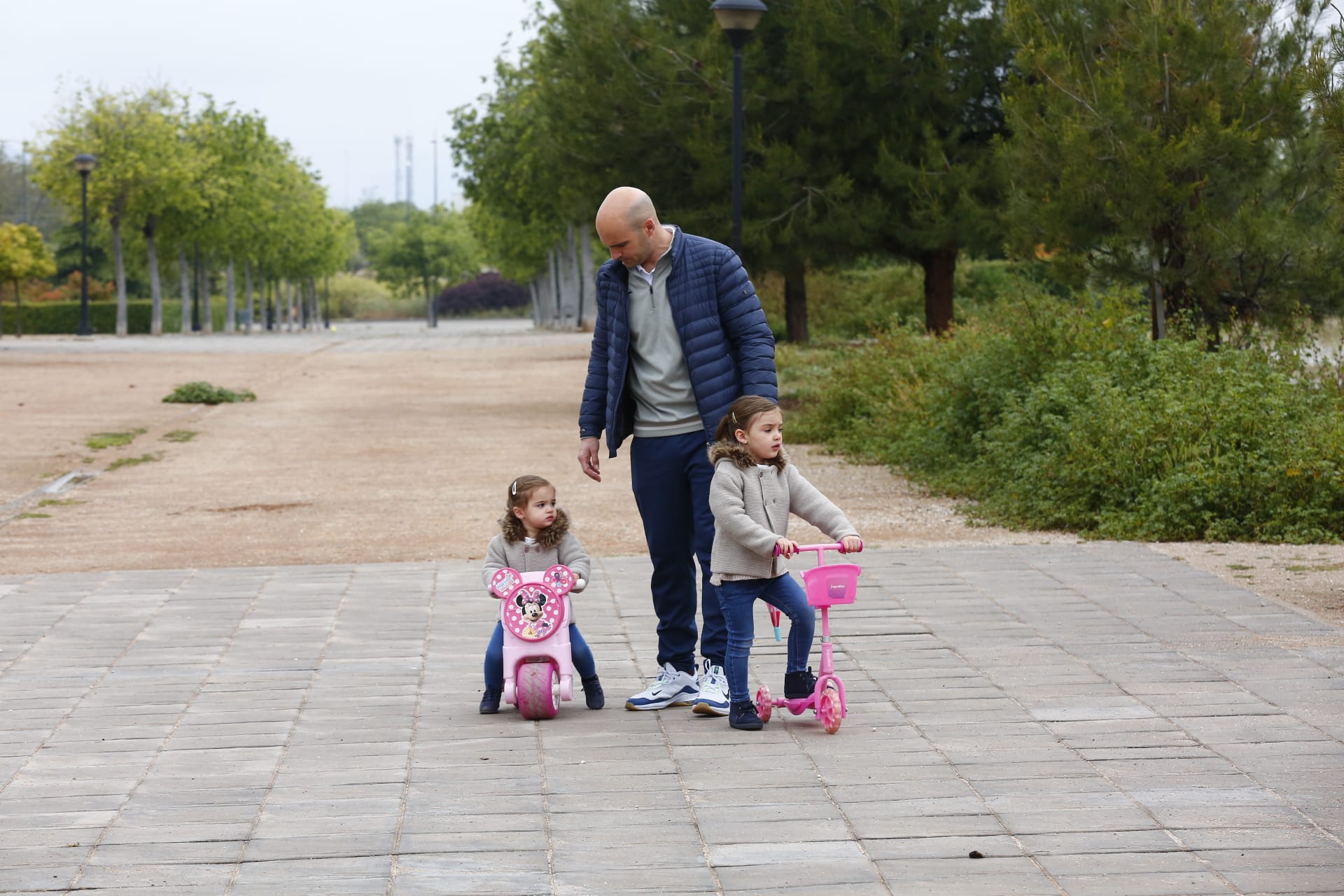 Algunas familias se han animado a salir a primera hora a pesar de la mañana lluviosa que tenemos en la capital