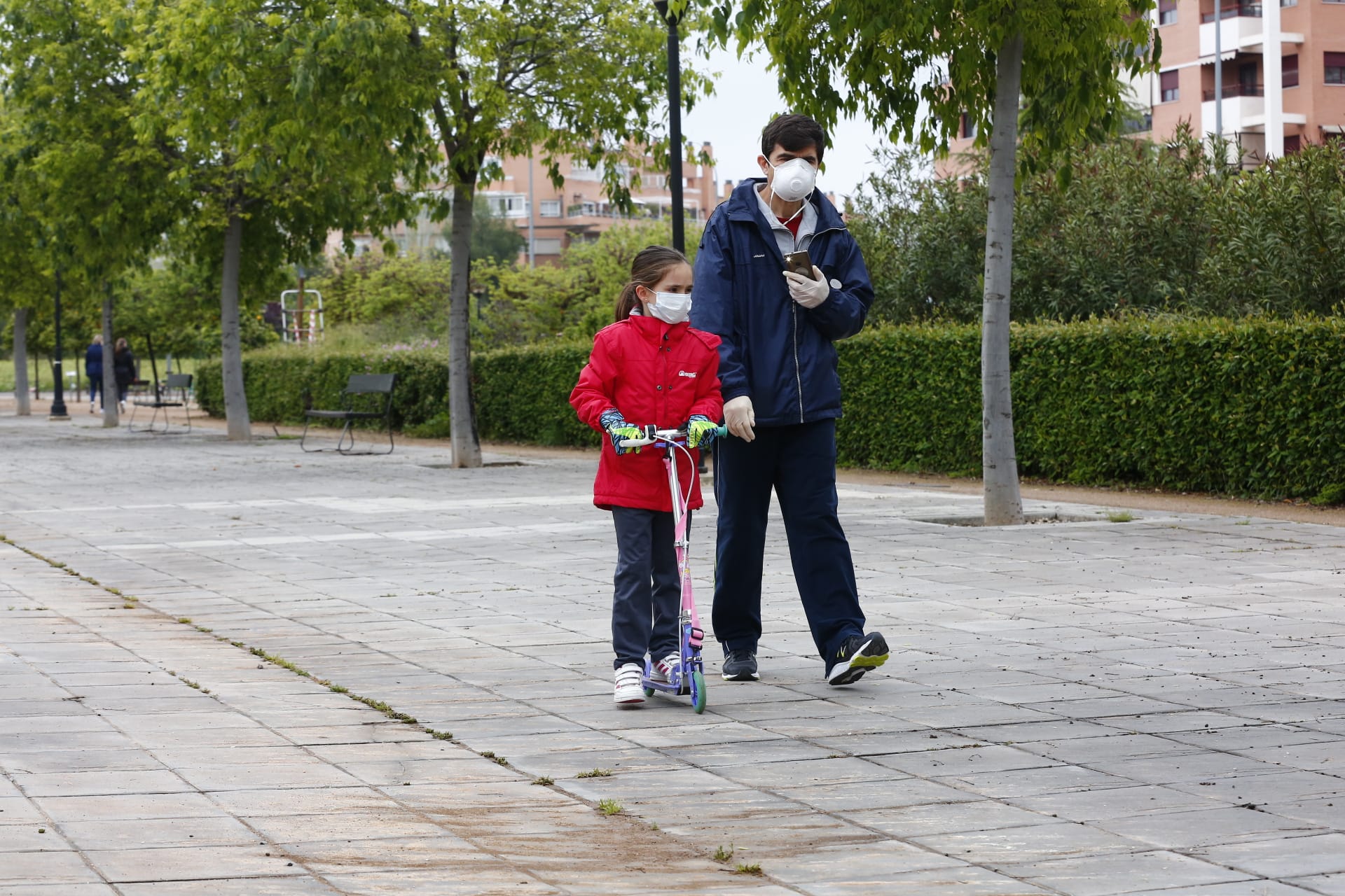 Algunas familias se han animado a salir a primera hora a pesar de la mañana lluviosa que tenemos en la capital