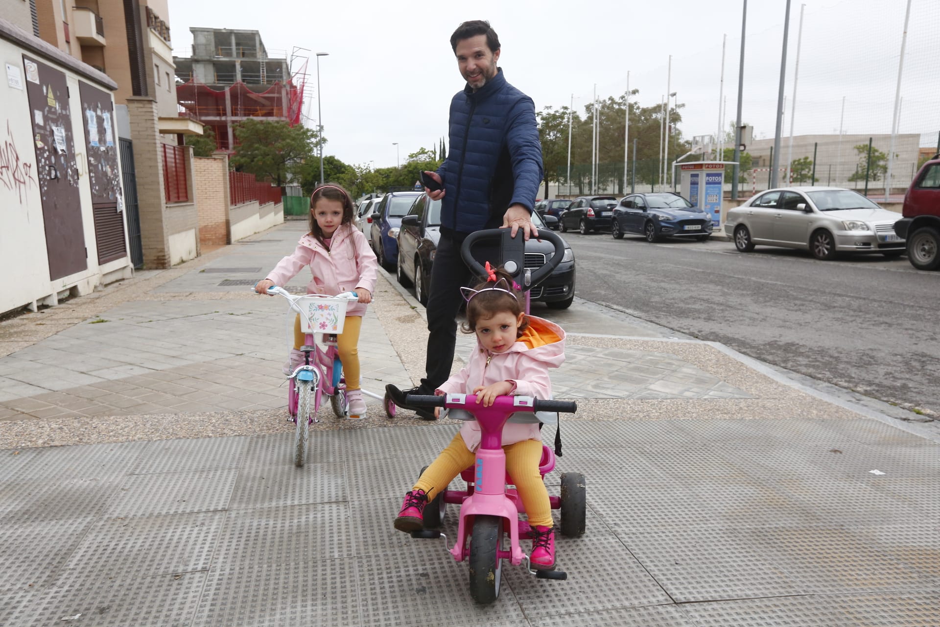 Algunas familias se han animado a salir a primera hora a pesar de la mañana lluviosa que tenemos en la capital