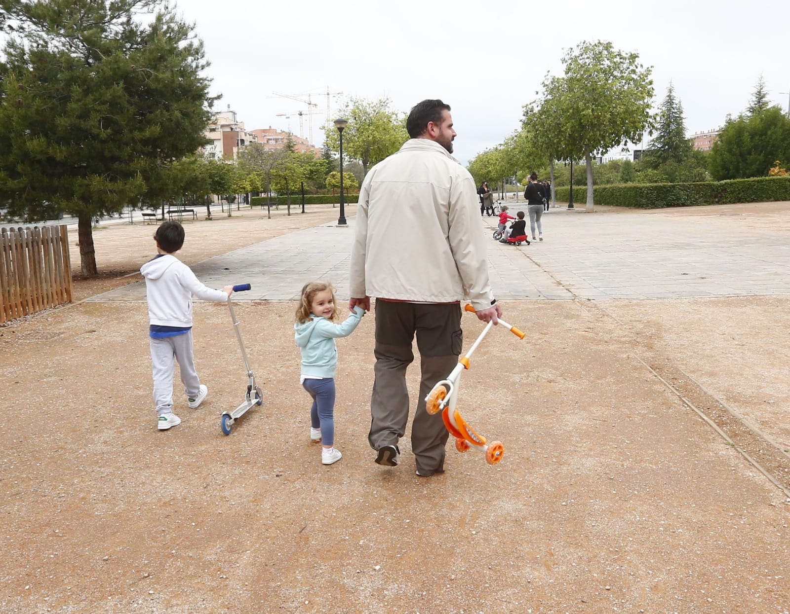 Algunas familias se han animado a salir a primera hora a pesar de la mañana lluviosa que tenemos en la capital