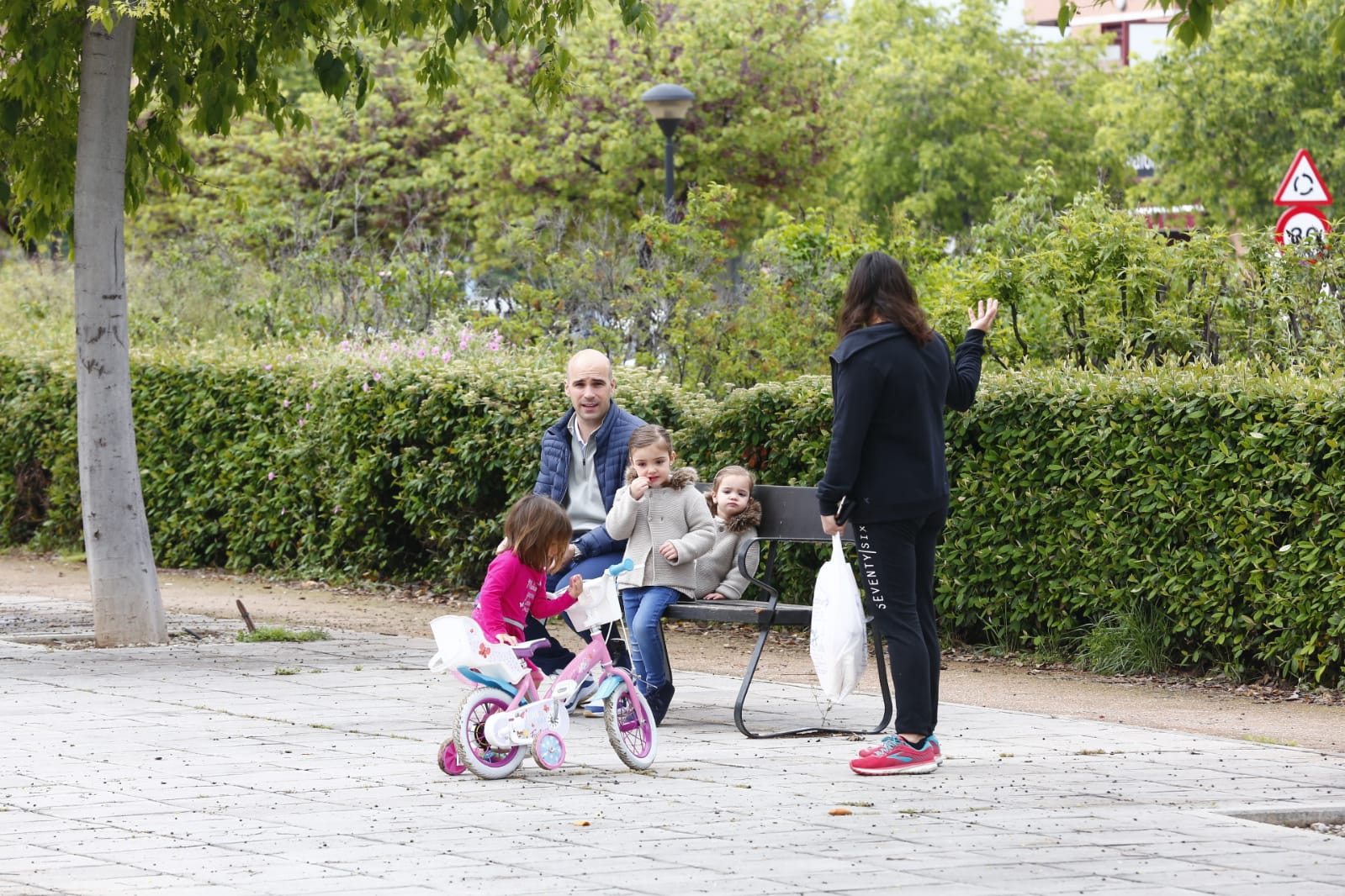 Algunas familias se han animado a salir a primera hora a pesar de la mañana lluviosa que tenemos en la capital