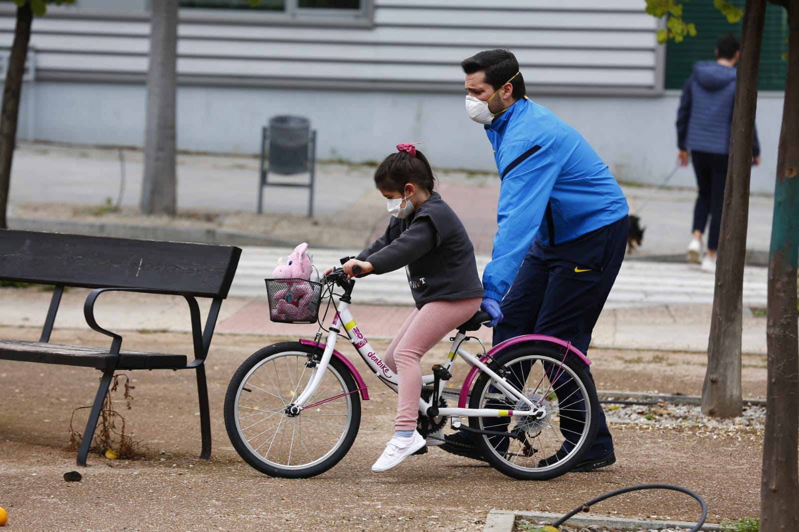 Algunas familias se han animado a salir a primera hora a pesar de la mañana lluviosa que tenemos en la capital