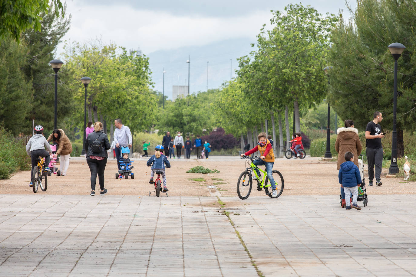 Algunas familias se han animado a salir a primera hora a pesar de la mañana lluviosa que tenemos en la capital