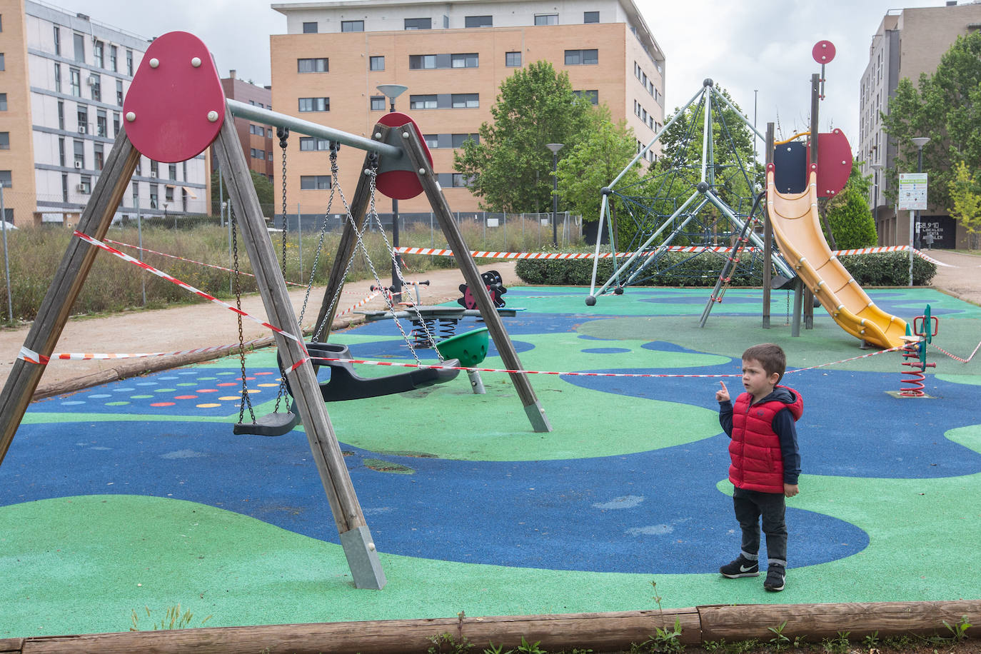 Algunas familias se han animado a salir a primera hora a pesar de la mañana lluviosa que tenemos en la capital