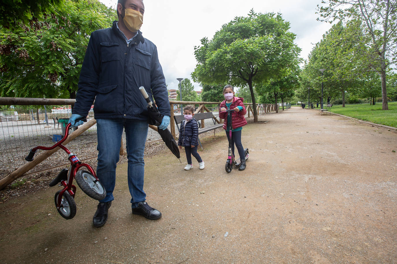 Algunas familias se han animado a salir a primera hora a pesar de la mañana lluviosa que tenemos en la capital