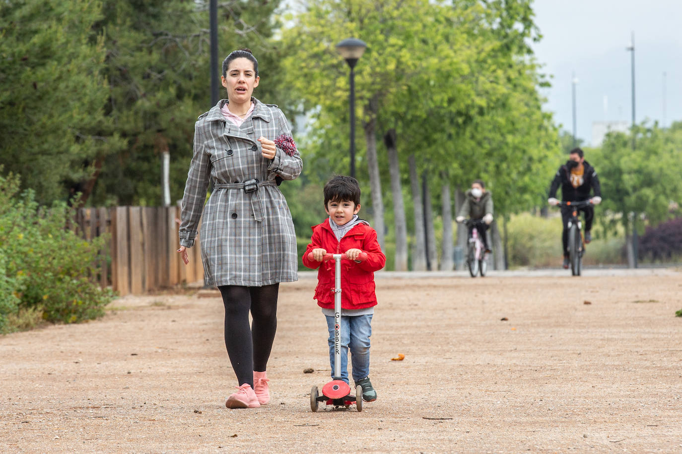 Algunas familias se han animado a salir a primera hora a pesar de la mañana lluviosa que tenemos en la capital