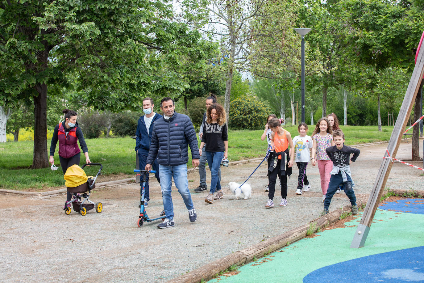 Algunas familias se han animado a salir a primera hora a pesar de la mañana lluviosa que tenemos en la capital