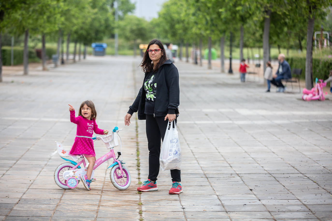 Algunas familias se han animado a salir a primera hora a pesar de la mañana lluviosa que tenemos en la capital