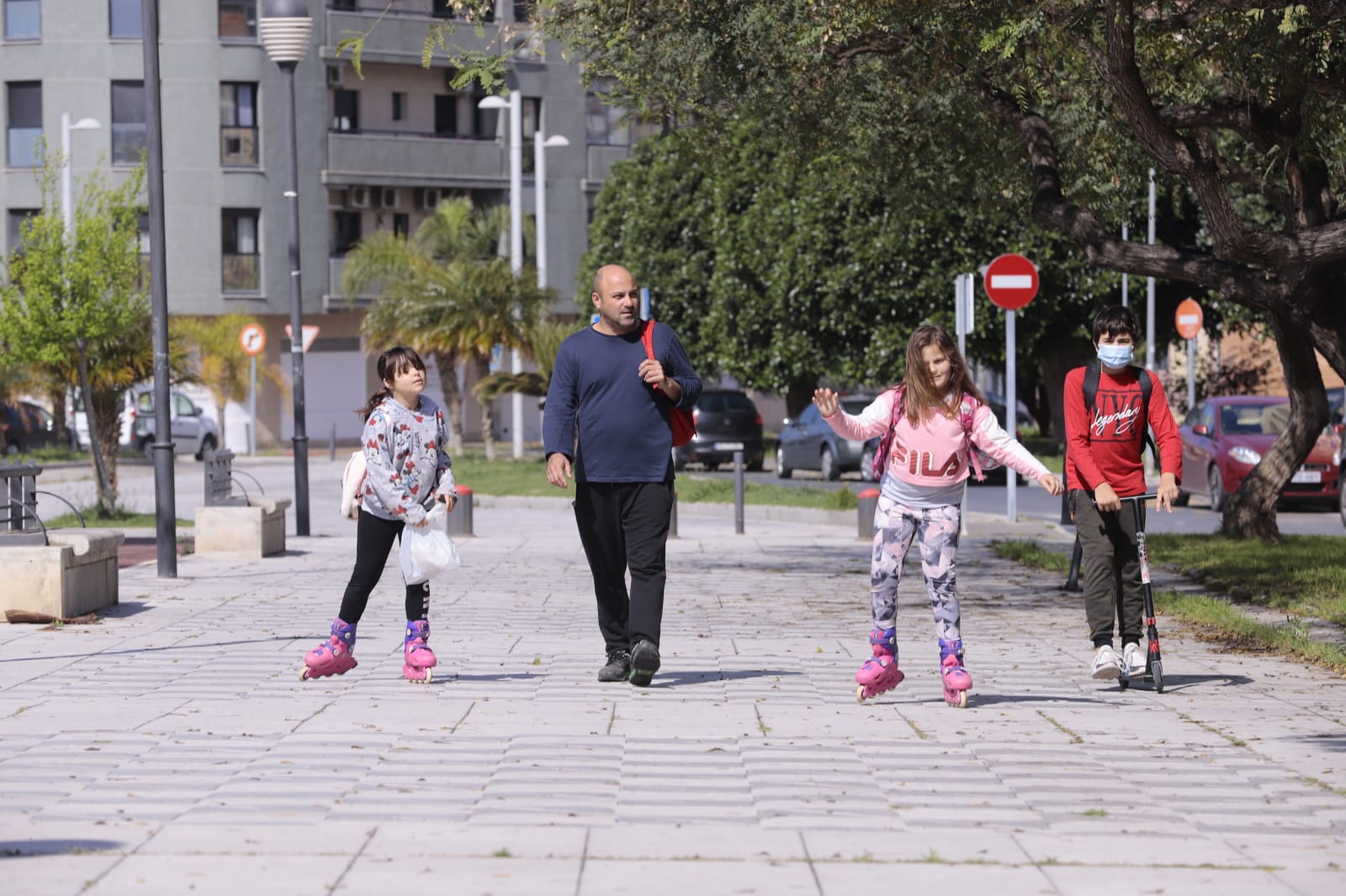 Algunas familias se han animado a salir a primera hora a pesar de la mañana lluviosa que tenemos en la capital