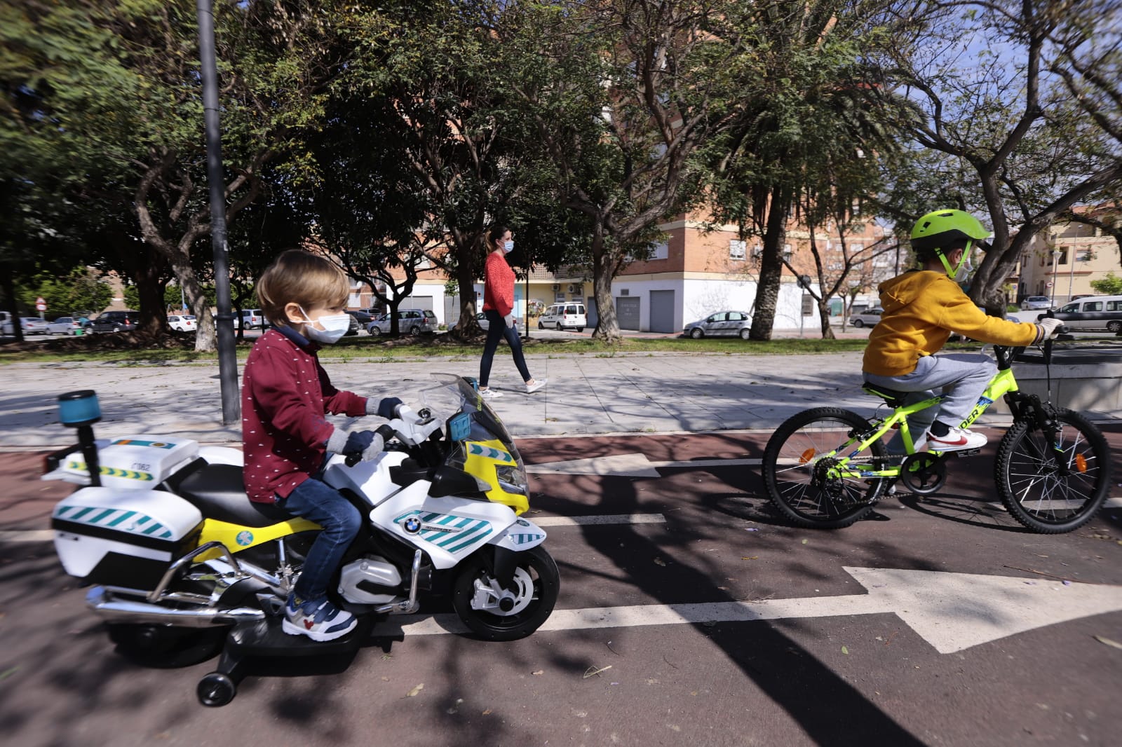 Algunas familias se han animado a salir a primera hora a pesar de la mañana lluviosa que tenemos en la capital