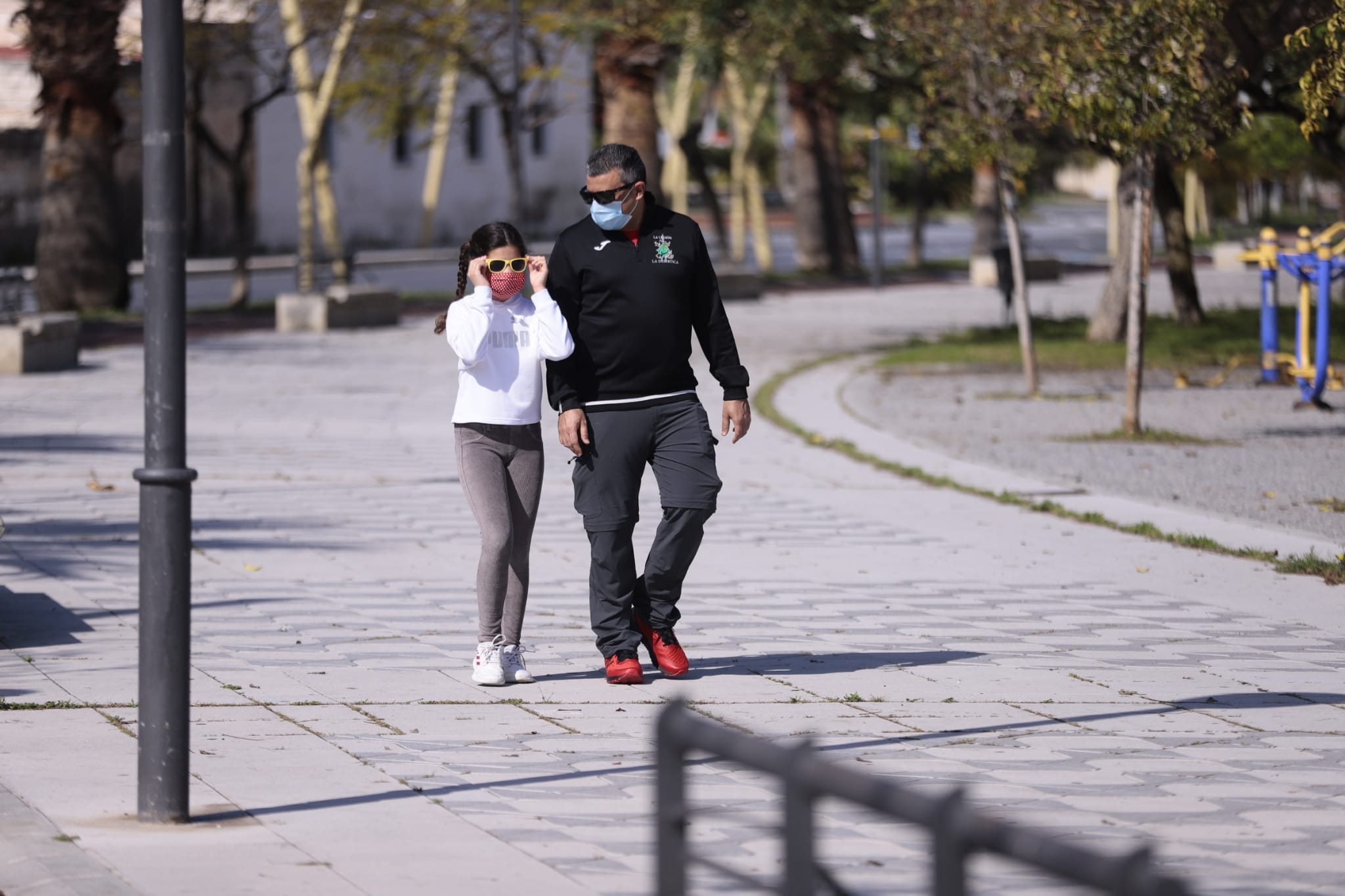 Los más pequeños salen con sus bicicletas, juguetes y pelotas en una mañana soleada en la costa granadina