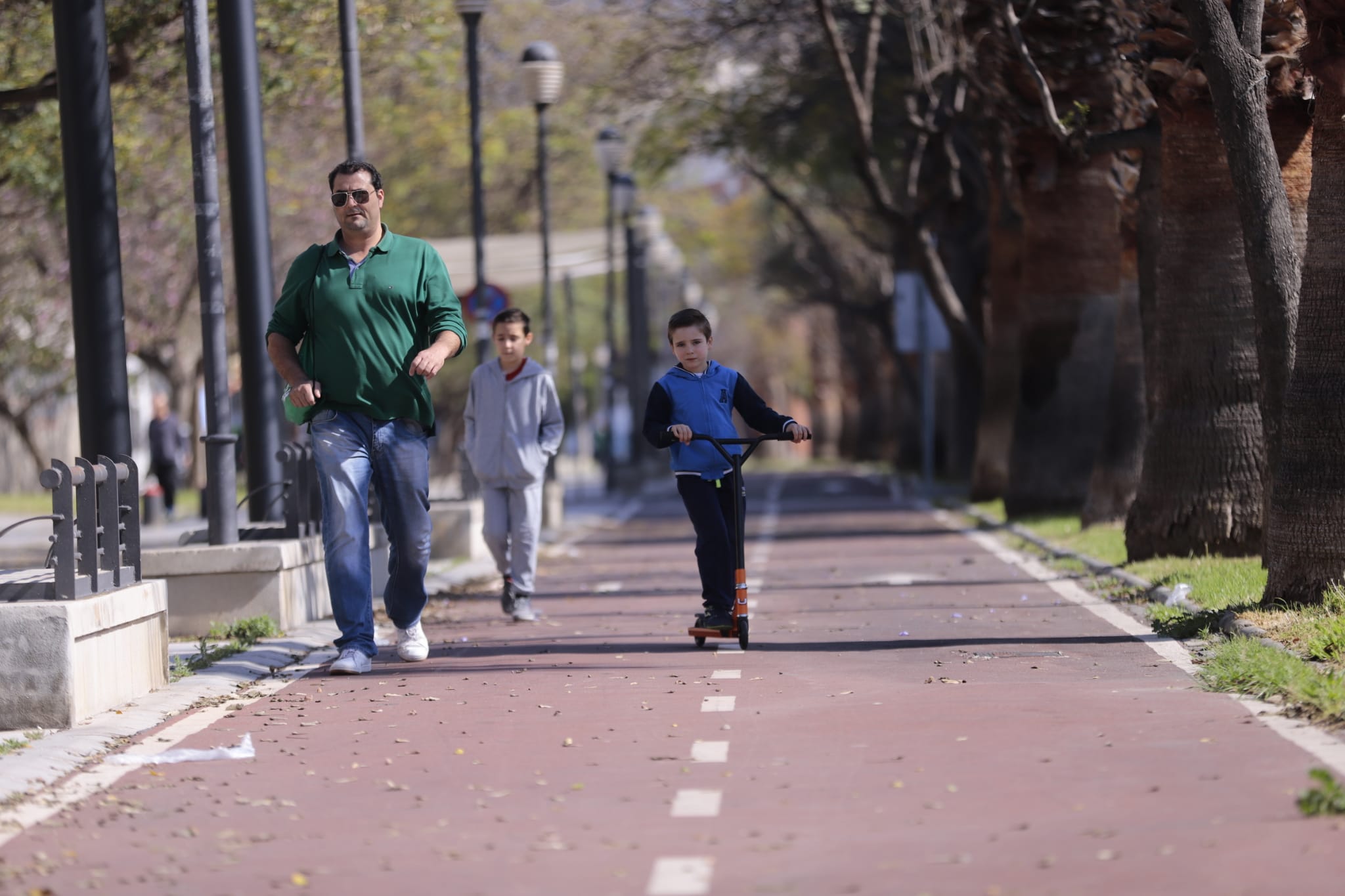 Los más pequeños salen con sus bicicletas, juguetes y pelotas en una mañana soleada en la costa granadina