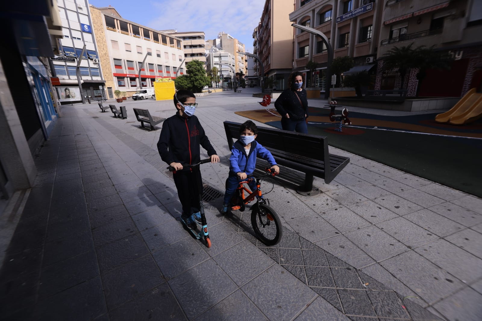 Los más pequeños salen con sus bicicletas, juguetes y pelotas en una mañana soleada en la costa granadina