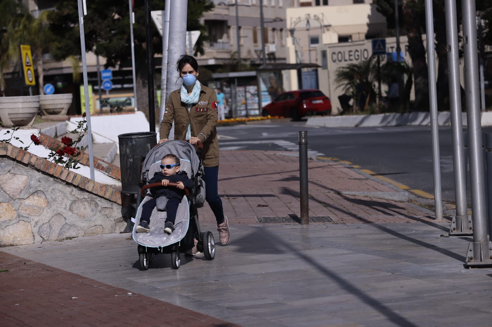 Los más pequeños salen con sus bicicletas, juguetes y pelotas en una mañana soleada en la costa granadina