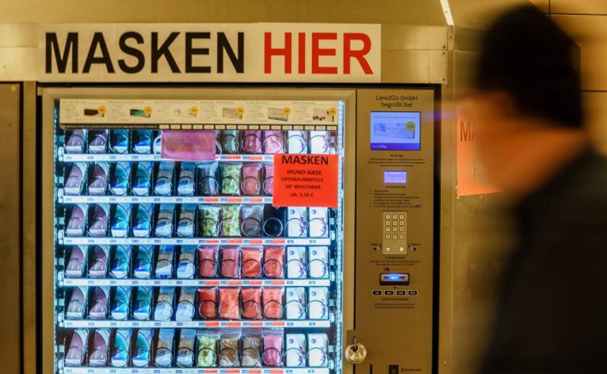 Máquina expendedora de mascarillas en el metro de Berlín.
