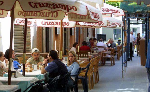 La 'receta' de Andalucía para abrir bares, restaurantes, playas y peluquerías