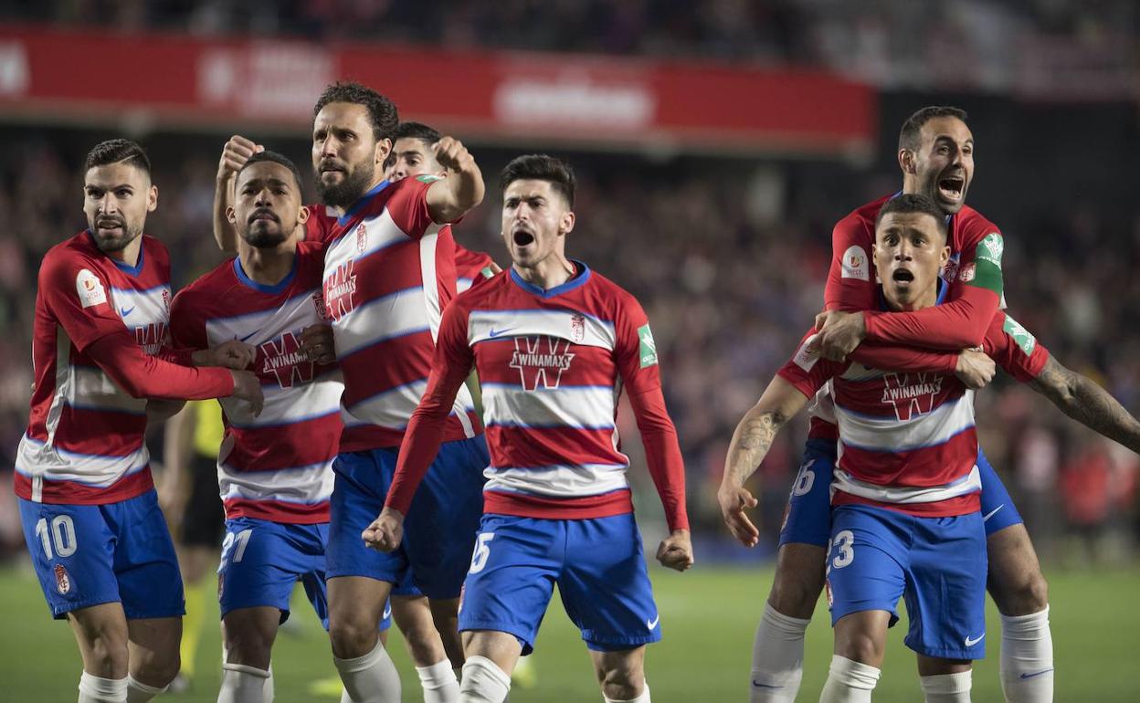 Los futbolistas del Granada celebran uno de los goles al Athletic Club en Copa del Rey. 