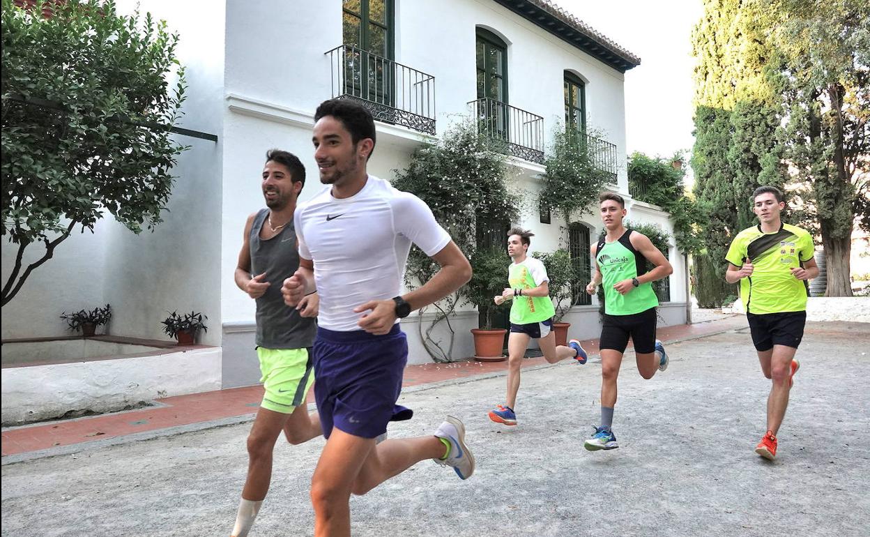 Ignacio Fontes y otros miembros del grupo de Jesús Montiel corretean por la Huerta de San Vicente en el Parque García Lorca, en una imagen de archivo. 