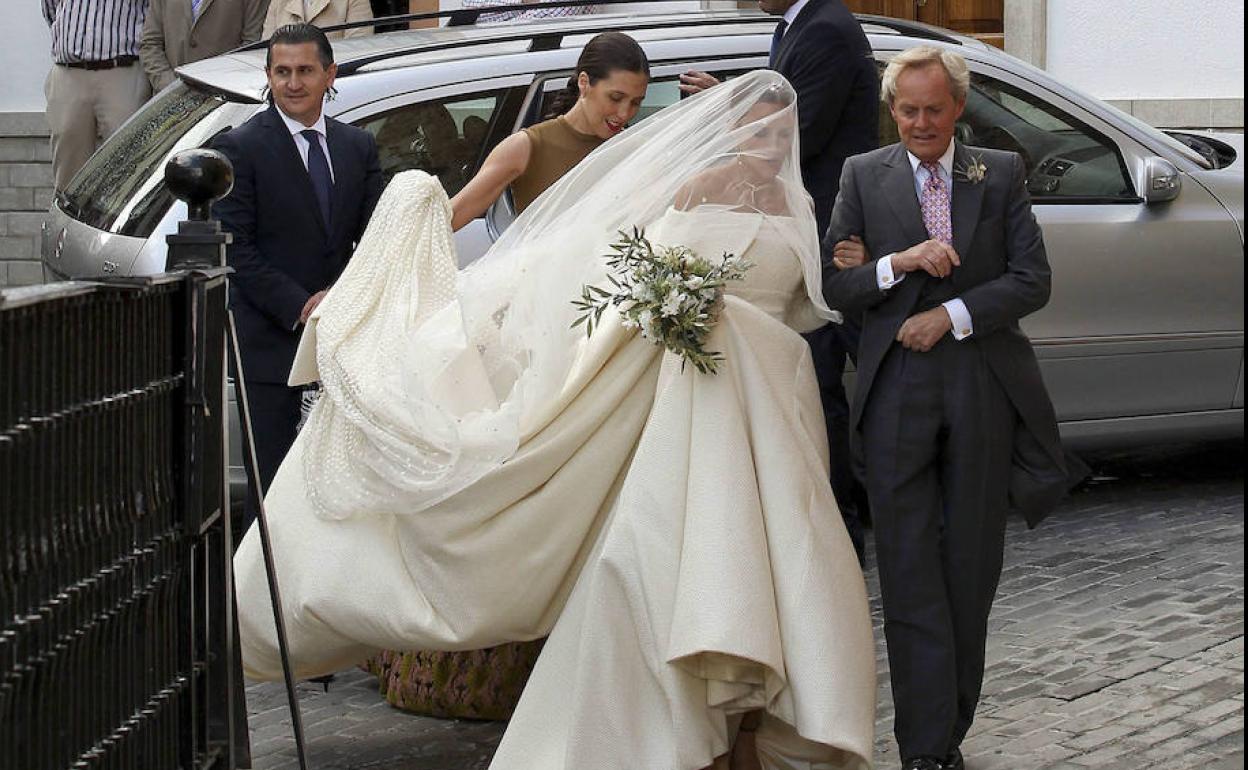 Lady Chrlotte Wellesley entrando del brazo del duque de Wellington en la iglesia de Íllora. 