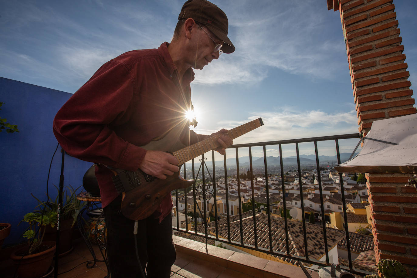 Los Cook, Abe Oquendo y Erica Barlow cantan desde sus balcones Wonderful World. 