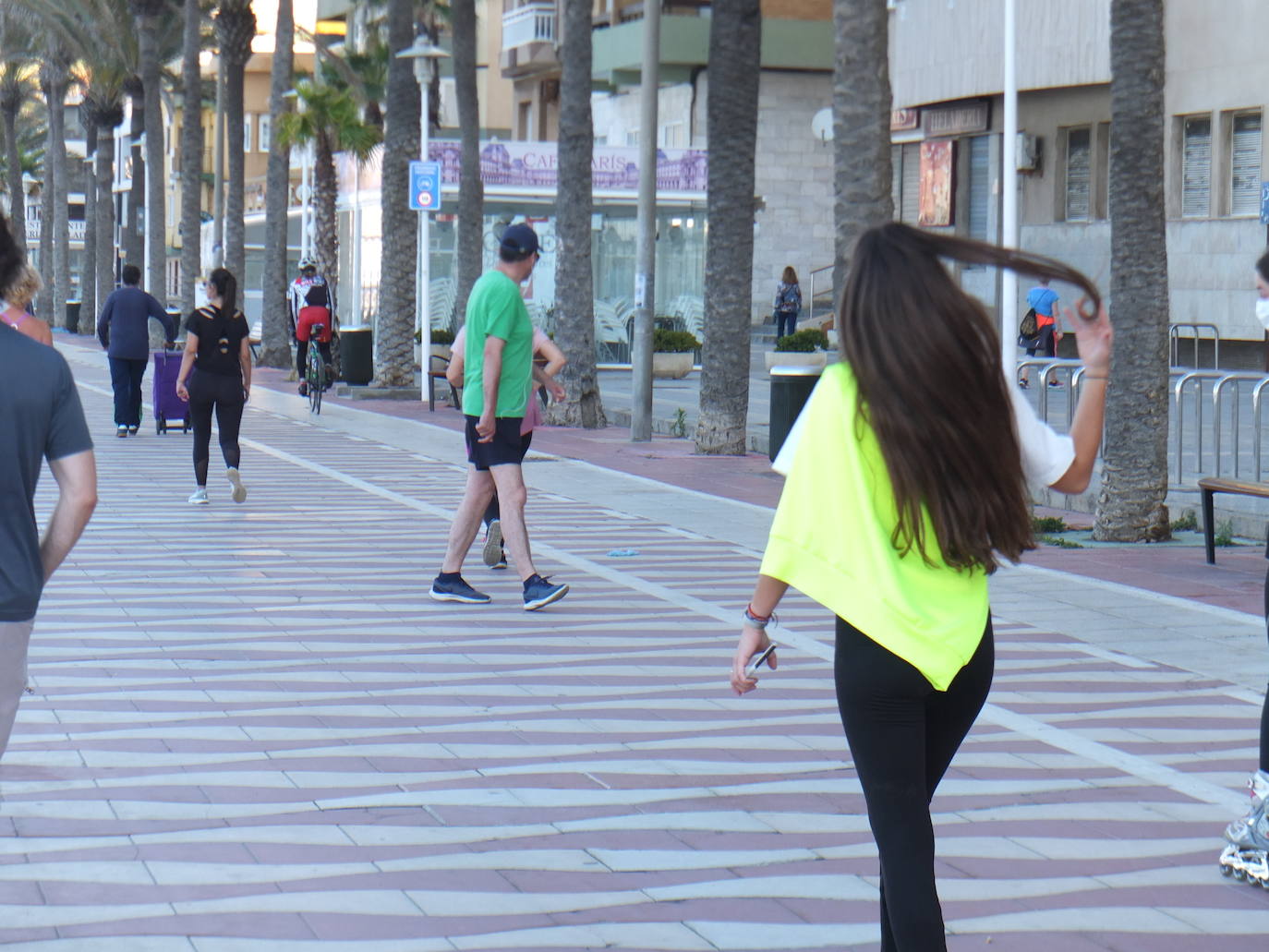 La estampa de las parejas caminando o de los grupos de personas es muy aislada. 