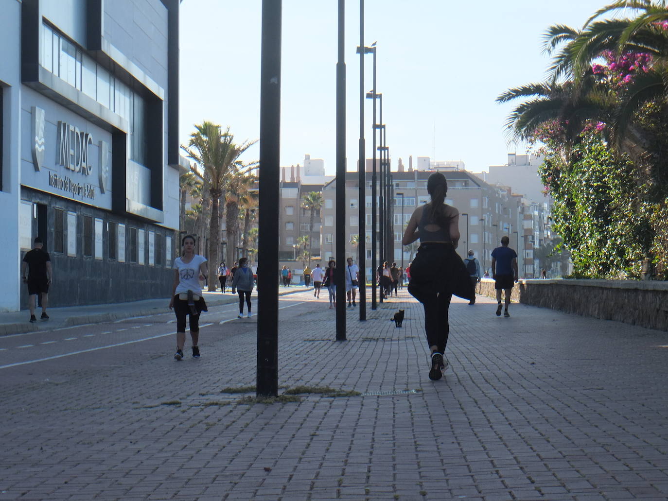 La estampa de las parejas caminando o de los grupos de personas es muy aislada. 