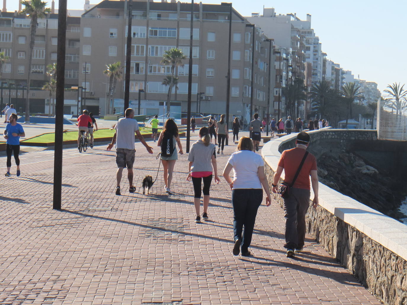 La estampa de las parejas caminando o de los grupos de personas es muy aislada. 