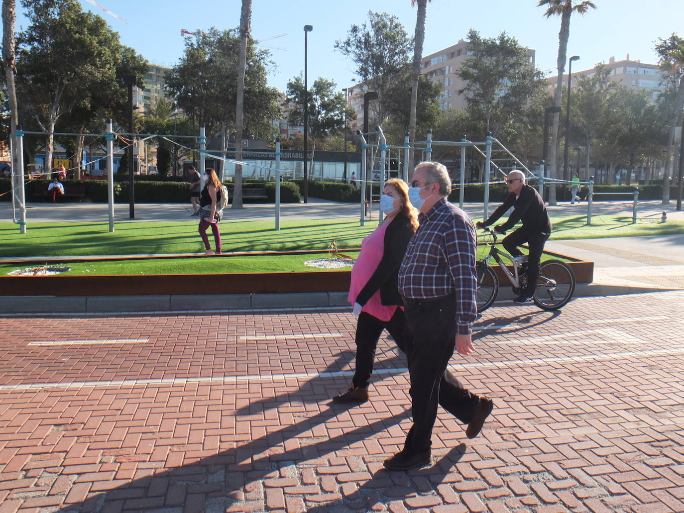La estampa de las parejas caminando o de los grupos de personas es muy aislada. 