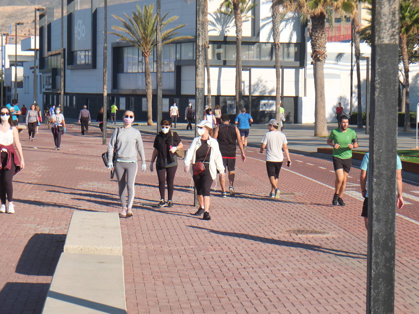 La estampa de las parejas caminando o de los grupos de personas es muy aislada. 