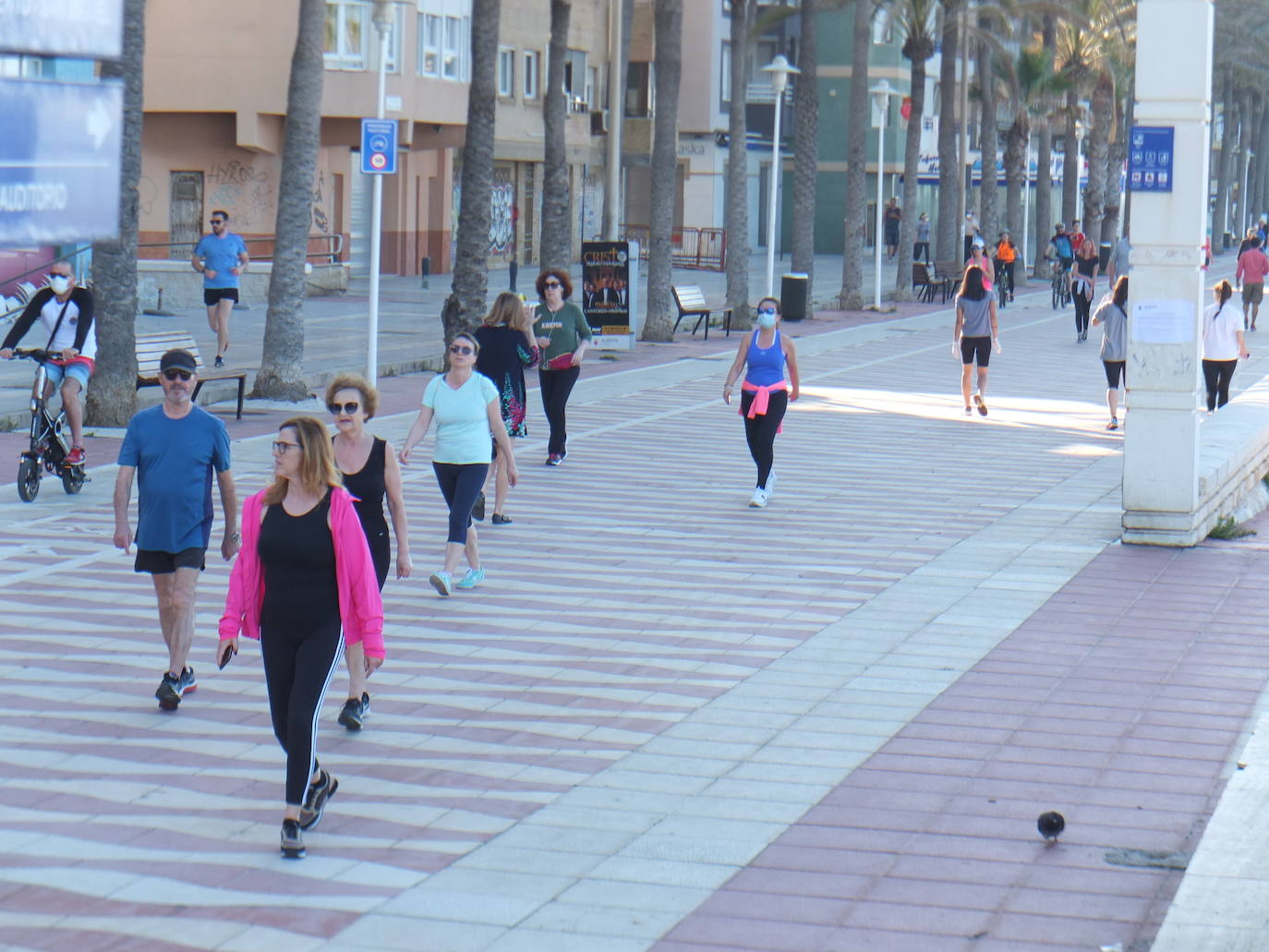 La estampa de las parejas caminando o de los grupos de personas es muy aislada. 