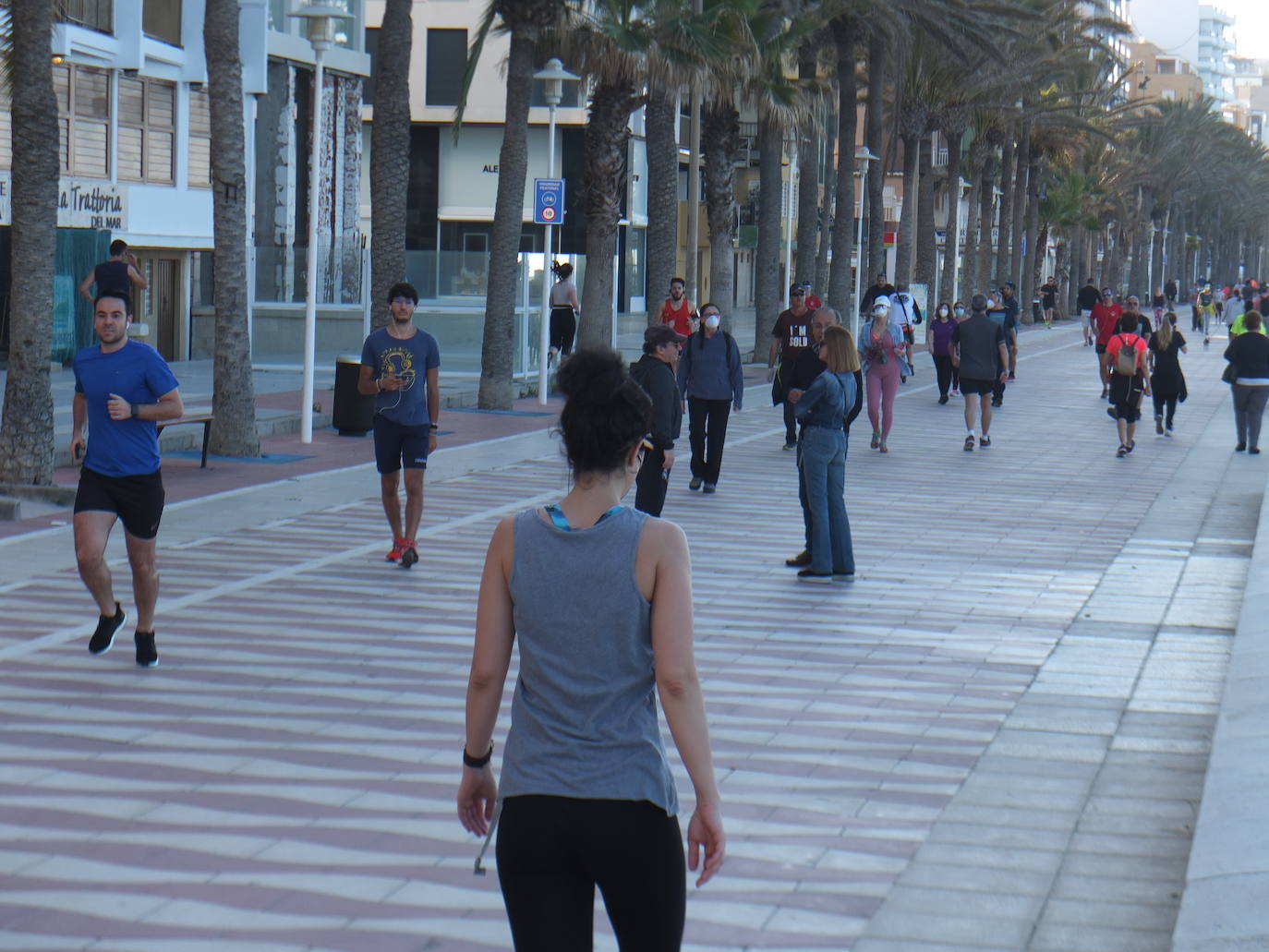 La estampa de las parejas caminando o de los grupos de personas es muy aislada. 