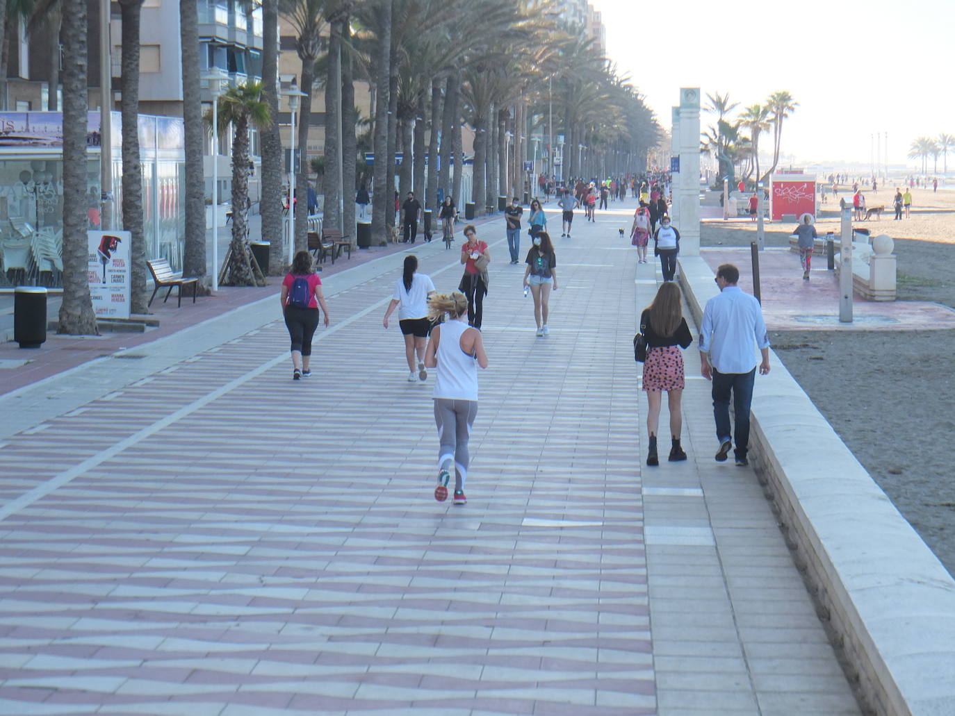 La estampa de las parejas caminando o de los grupos de personas es muy aislada. 