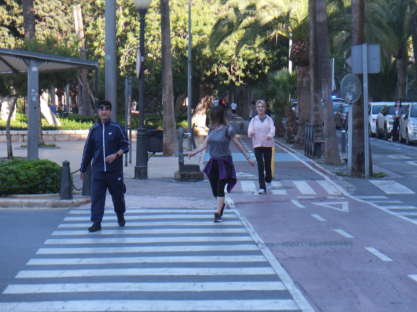 La estampa de las parejas caminando o de los grupos de personas es muy aislada. 