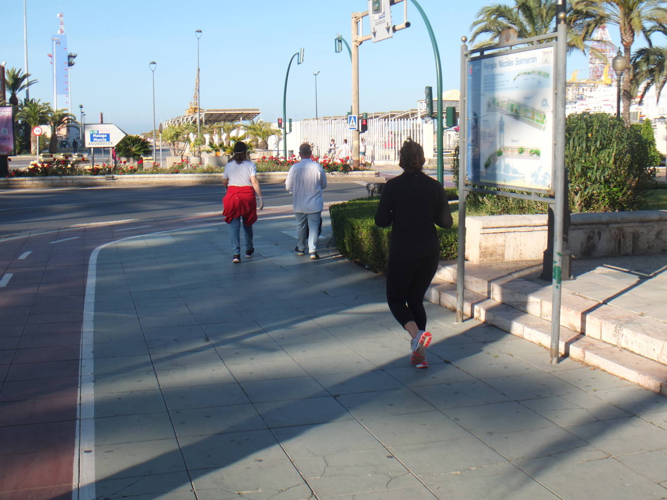 La estampa de las parejas caminando o de los grupos de personas es muy aislada. 