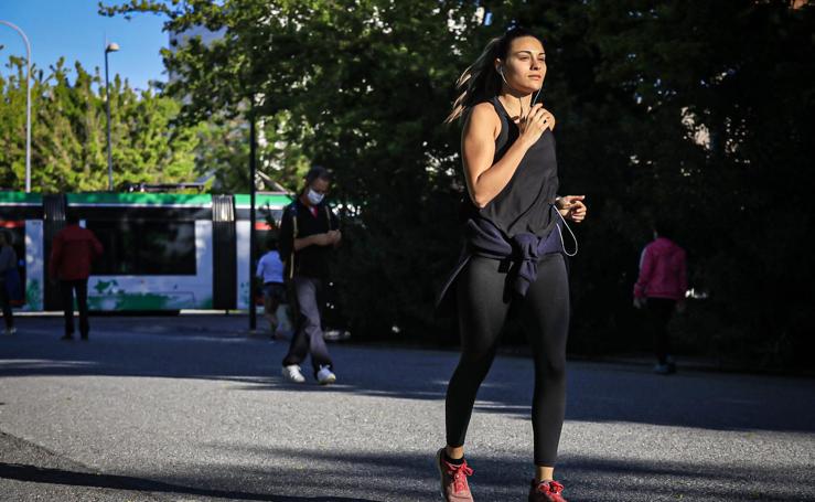Los deportistas 'invaden' Granada: ciclistas y runners por toda la ciudad