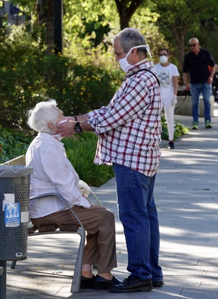 En el horario estipulado para hacerlo, las personas de más de 70 años han paseado de nuevo por las calles de la ciudad