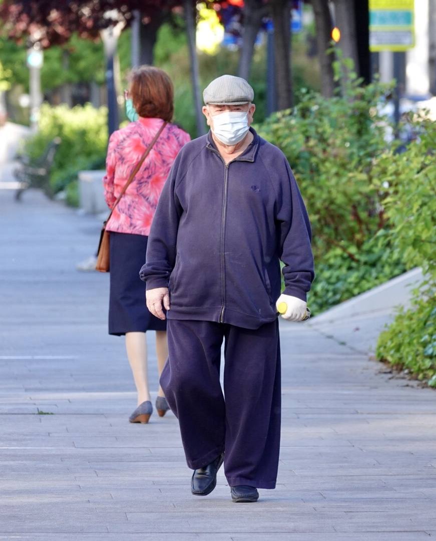 En el horario estipulado para hacerlo, las personas de más de 70 años han paseado de nuevo por las calles de la ciudad