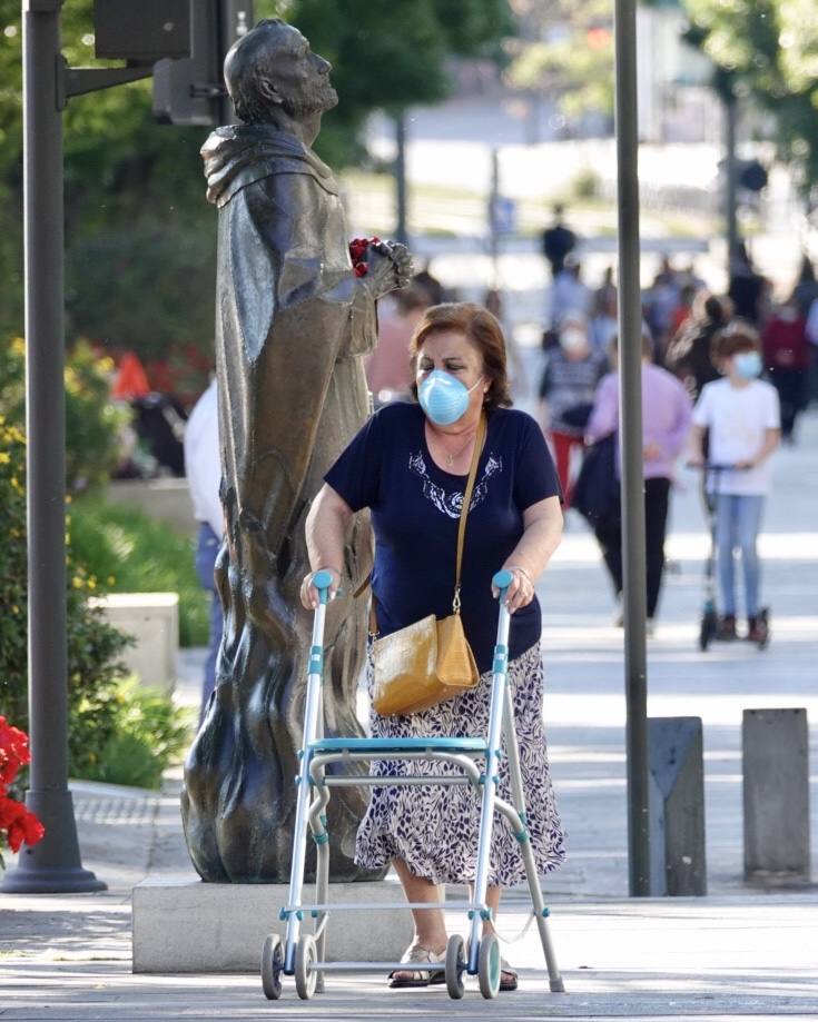 En el horario estipulado para hacerlo, las personas de más de 70 años han paseado de nuevo por las calles de la ciudad
