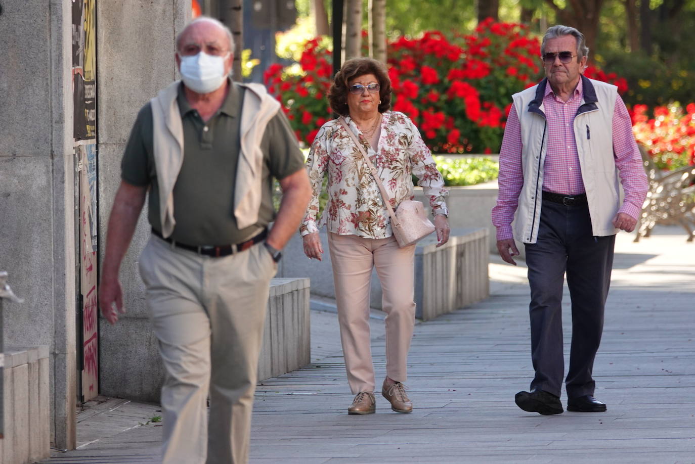 En el horario estipulado para hacerlo, las personas de más de 70 años han paseado de nuevo por las calles de la ciudad