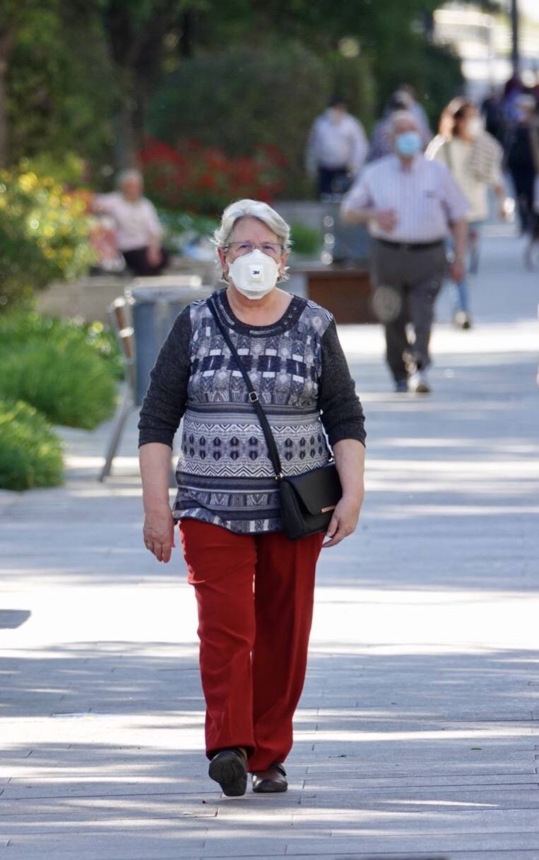 En el horario estipulado para hacerlo, las personas de más de 70 años han paseado de nuevo por las calles de la ciudad