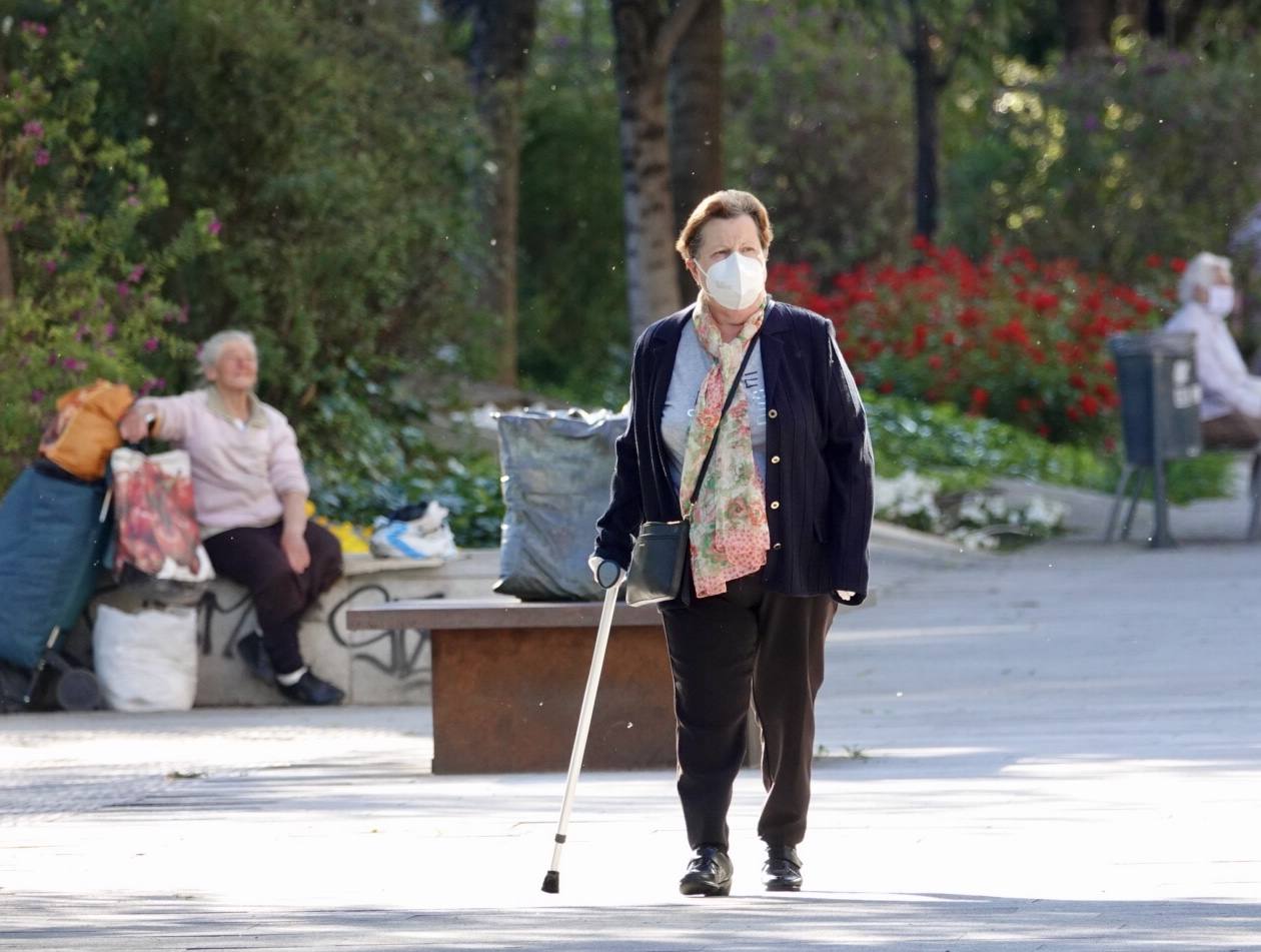 En el horario estipulado para hacerlo, las personas de más de 70 años han paseado de nuevo por las calles de la ciudad
