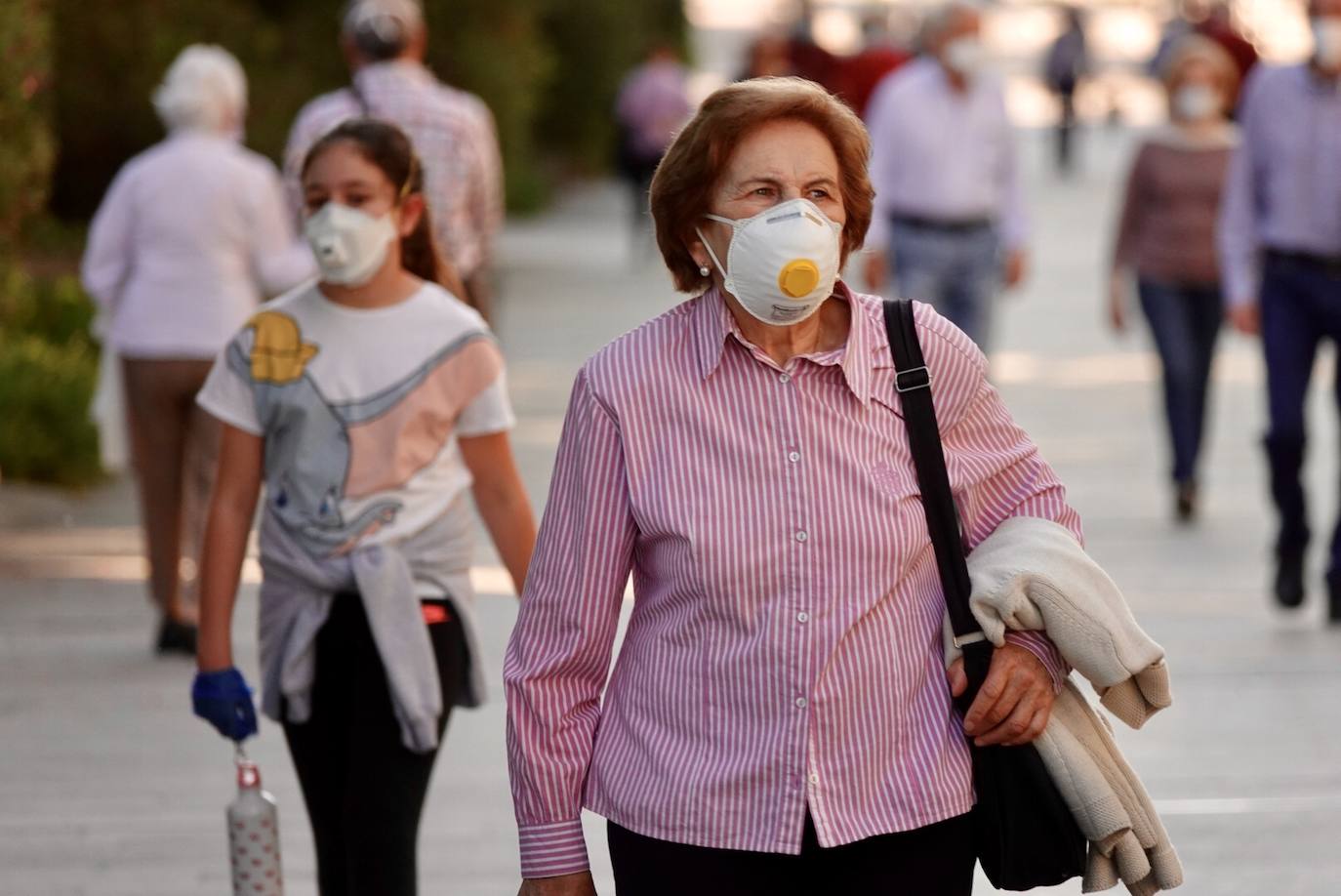 En el horario estipulado para hacerlo, las personas de más de 70 años han paseado de nuevo por las calles de la ciudad