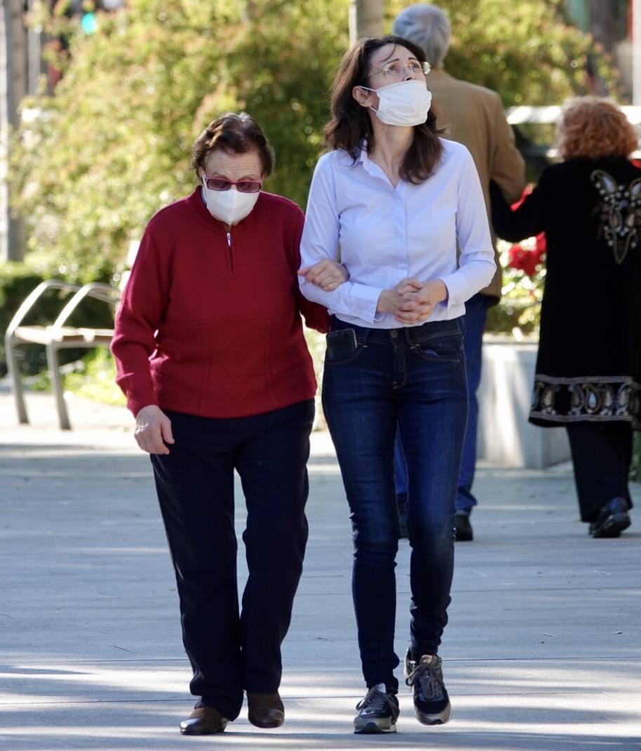 En el horario estipulado para hacerlo, las personas de más de 70 años han paseado de nuevo por las calles de la ciudad