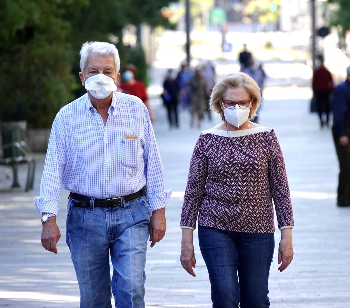 En el horario estipulado para hacerlo, las personas de más de 70 años han paseado de nuevo por las calles de la ciudad