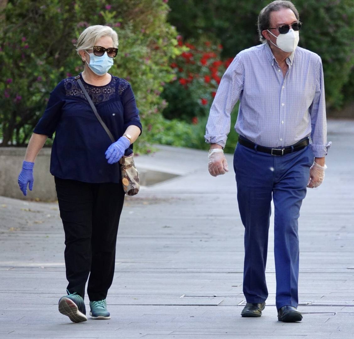 En el horario estipulado para hacerlo, las personas de más de 70 años han paseado de nuevo por las calles de la ciudad