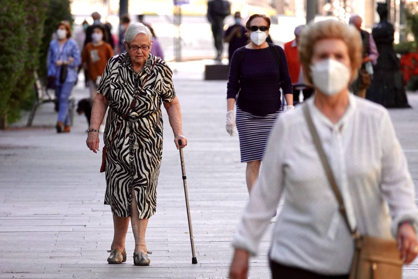 En el horario estipulado para hacerlo, las personas de más de 70 años han paseado de nuevo por las calles de la ciudad