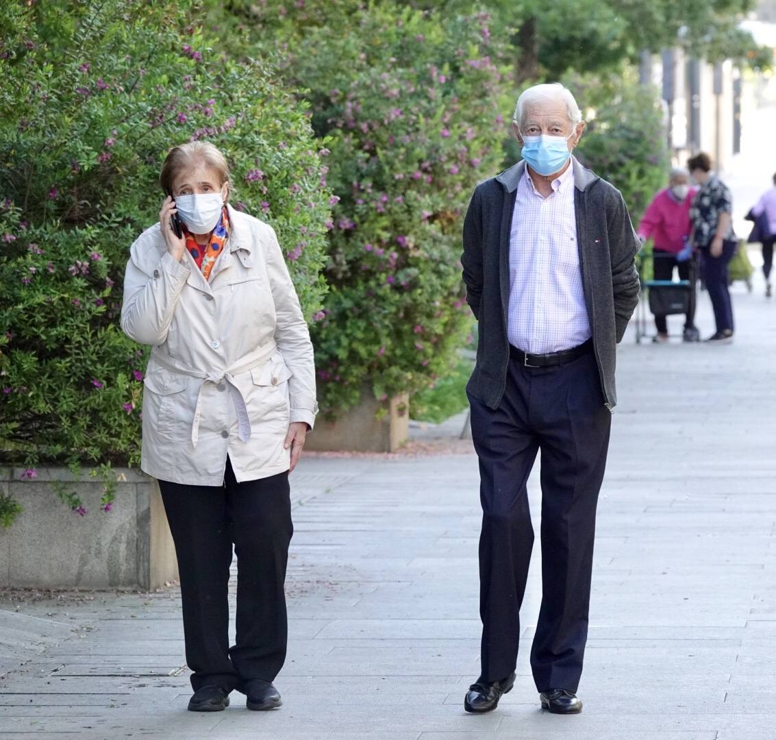 En el horario estipulado para hacerlo, las personas de más de 70 años han paseado de nuevo por las calles de la ciudad