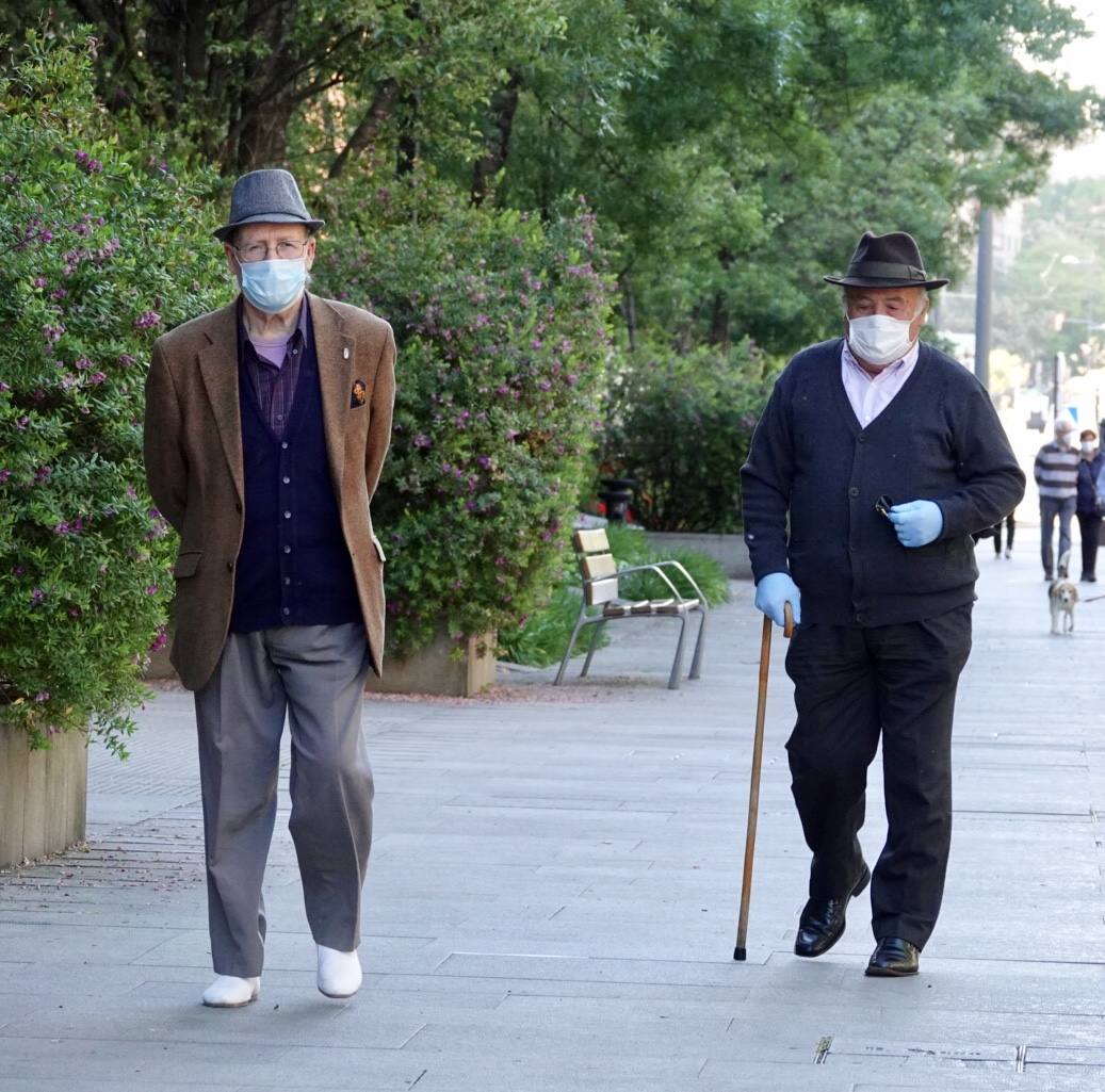 En el horario estipulado para hacerlo, las personas de más de 70 años han paseado de nuevo por las calles de la ciudad