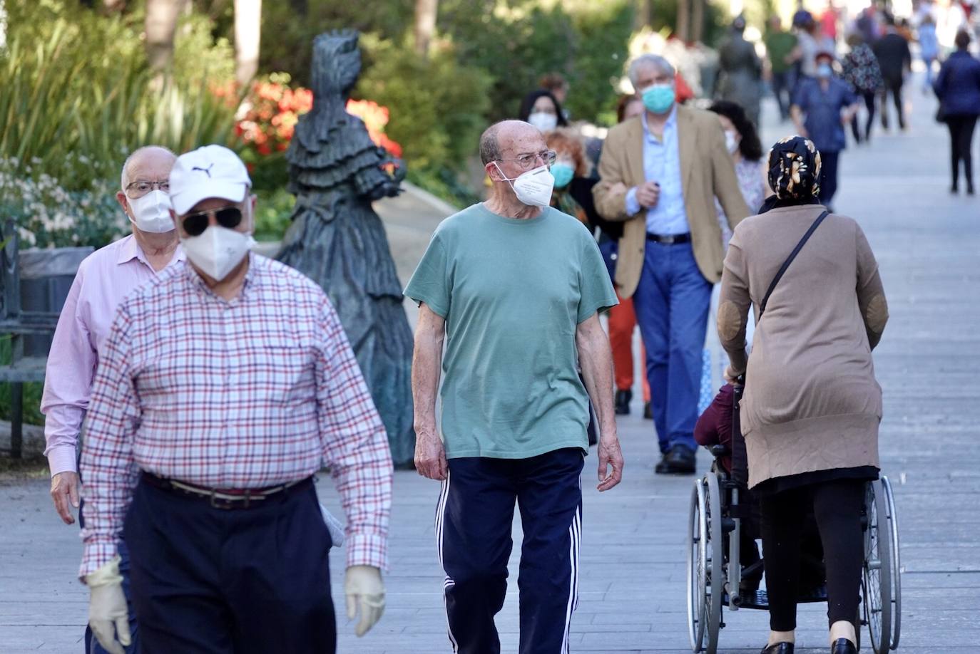 En el horario estipulado para hacerlo, las personas de más de 70 años han paseado de nuevo por las calles de la ciudad