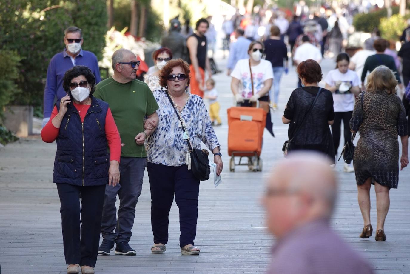 En el horario estipulado para hacerlo, las personas de más de 70 años han paseado de nuevo por las calles de la ciudad